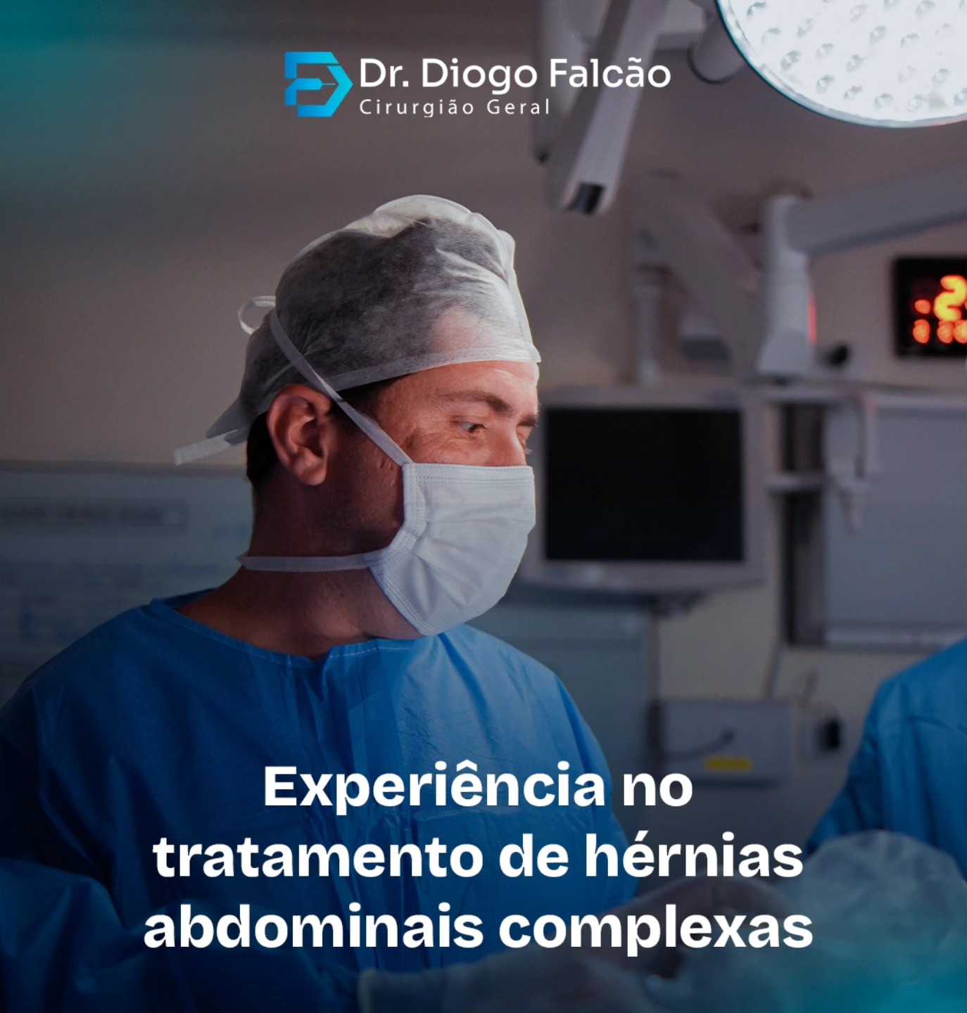 Dr. Diogo Falcão, cirurgião com experiência no tratamento de hérnias abdominais complexas, dentro do centro cirúrgico.