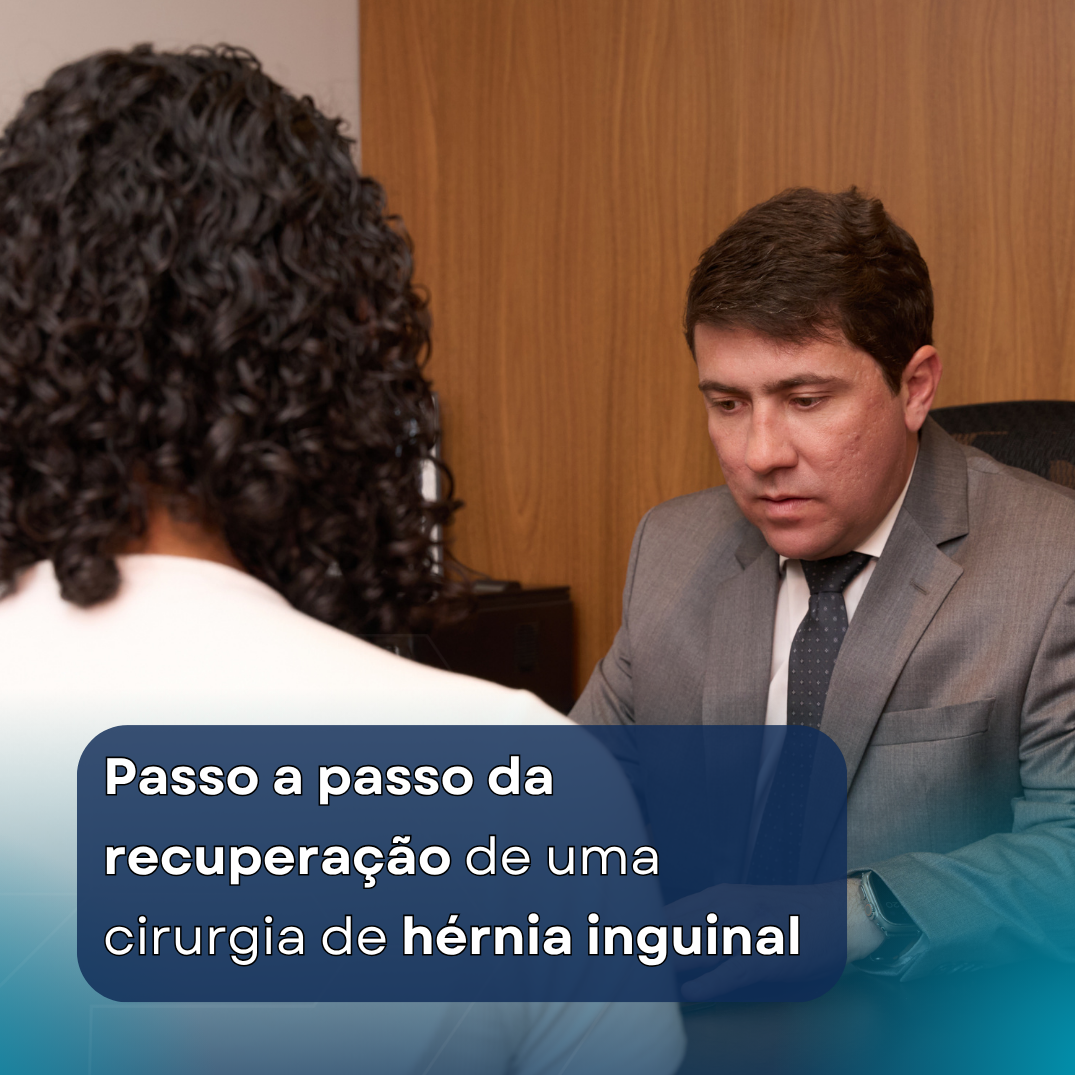 Cirurgião explica para paciente qual é o passo a passo da recuperação de uma cirurgia de hérnia inguinal